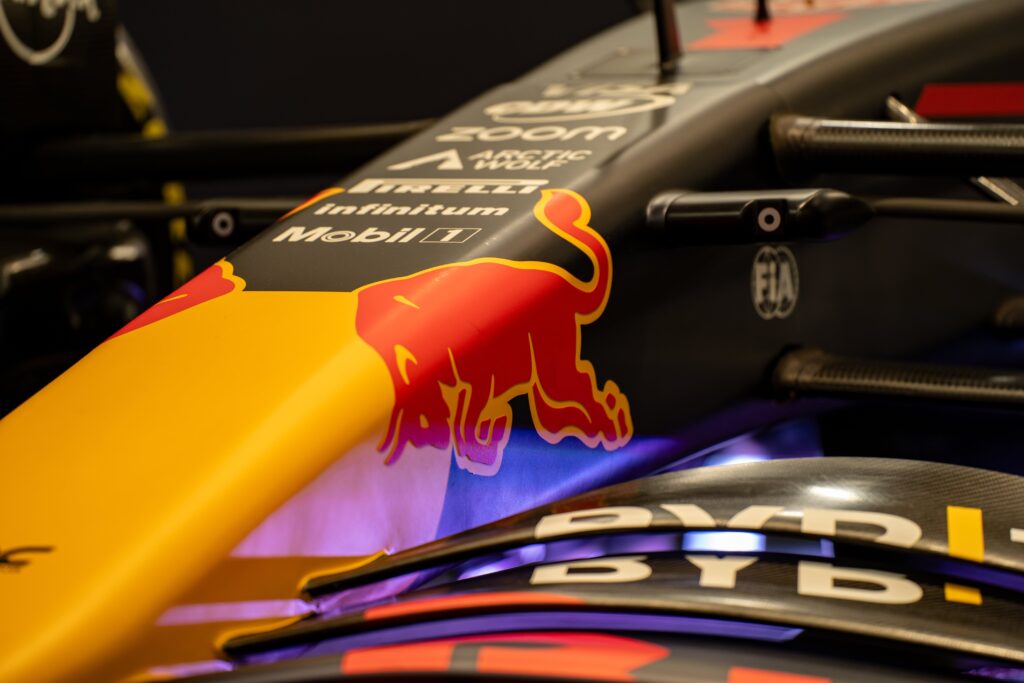 Analyse du contenu de marque de Red Bull et de sa présence sur de nombreuses plateformes et événements.